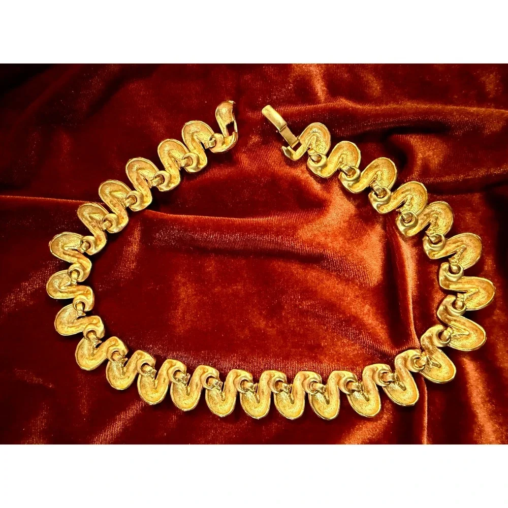 Gorgeous Vintage 1980's-90's Heavy Gold Tone Modern Runway Collar Necklace